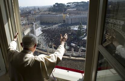 Tisuće došle vidjeti Benedikta: 'Molite za mene i novog papu'