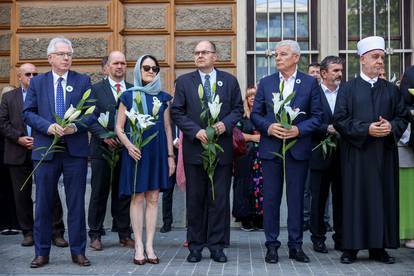 FOTO Obitelji ubijenih ispratile su u Sarajevu posmrtne ostatke 14 žrtava genocida u Srebrenici