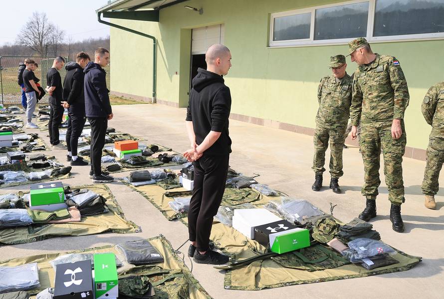 Ministar Anušić i general Kundid na prvom danu TVO-a na Slunju