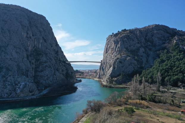Pogled iz zraka: Spojen most u Omišu, traju zadnje pripreme za svečano otvorenje