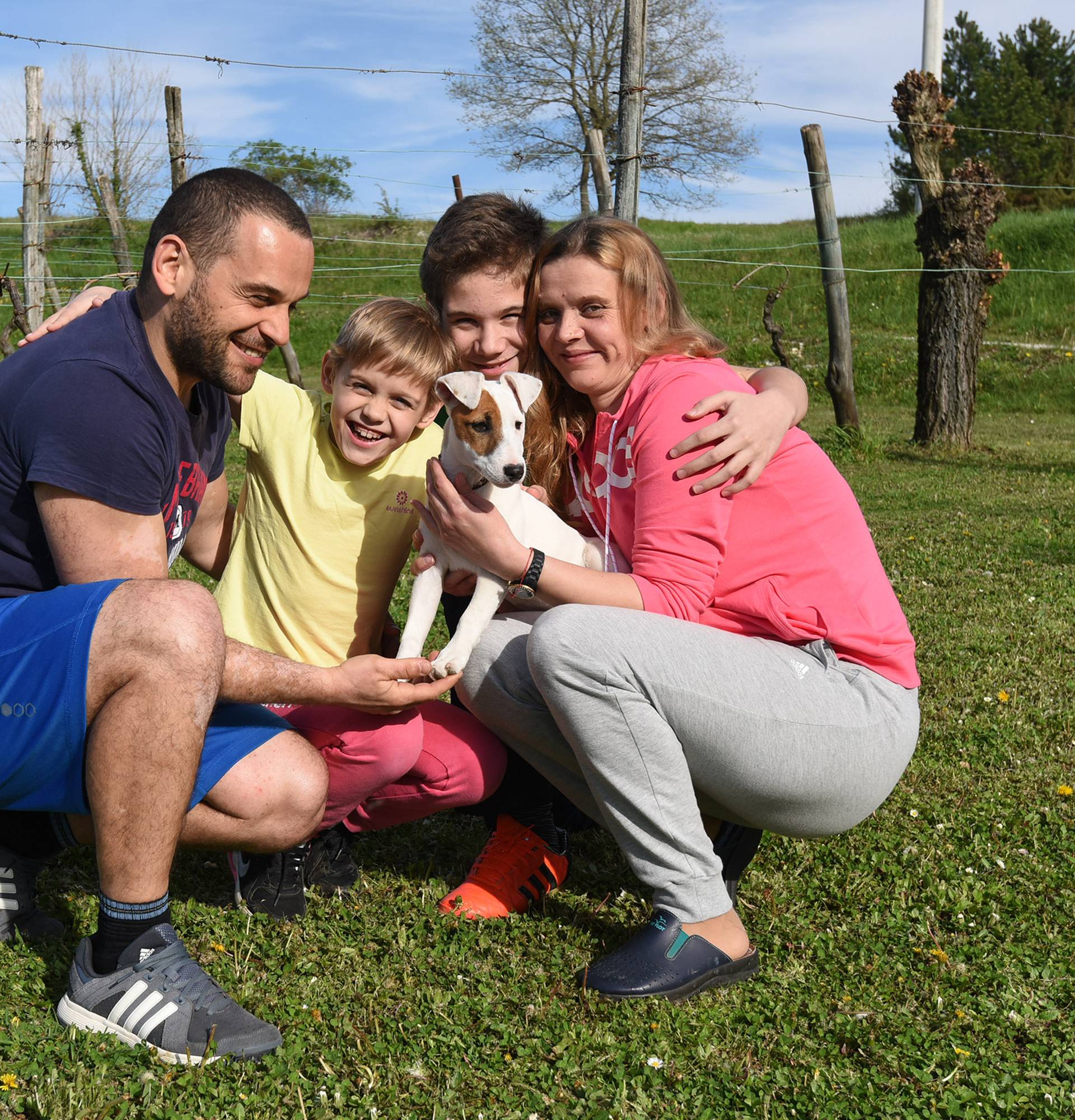 Uči jezik znakova: Gluha obitelj udomila gluhu kujicu Lunu