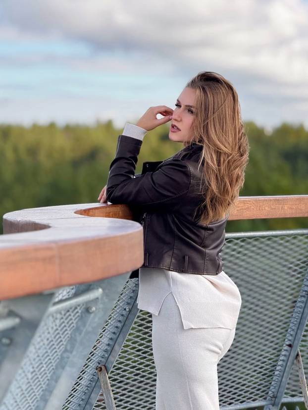 FOTO Vruća farmerica: Vozim traktor i radim teške poslove, ali uvijek u top kombinacijama