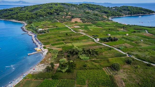 Na plaži Bilin Žal kod Lumbarde svatko može pronaći svoj komadić raja