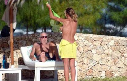 Talijanska reality zvijezda ocu priredila pravi striptiz na plaži 