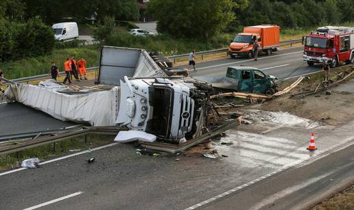 FOTO Prevrnuo se kamion na A3 i napravio kaos, kolona od 3 km