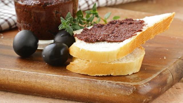 Ideja za sendvič: Namaz od sira s crnim maslinama i narom
