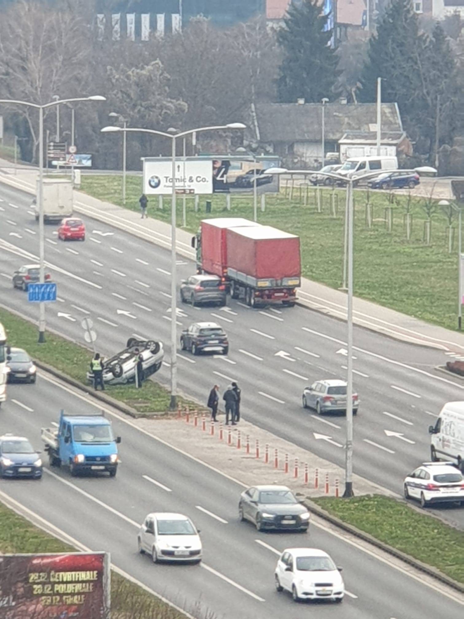 Nesreća na Slavonskoj: Auto se sudario s kamionom i prevrnuo