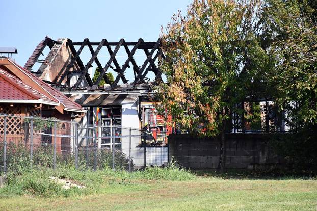FOTO Izgorjeli skupocjeni auti kraj Požege: Viličarima ih iznosili da spriječe katastrofu