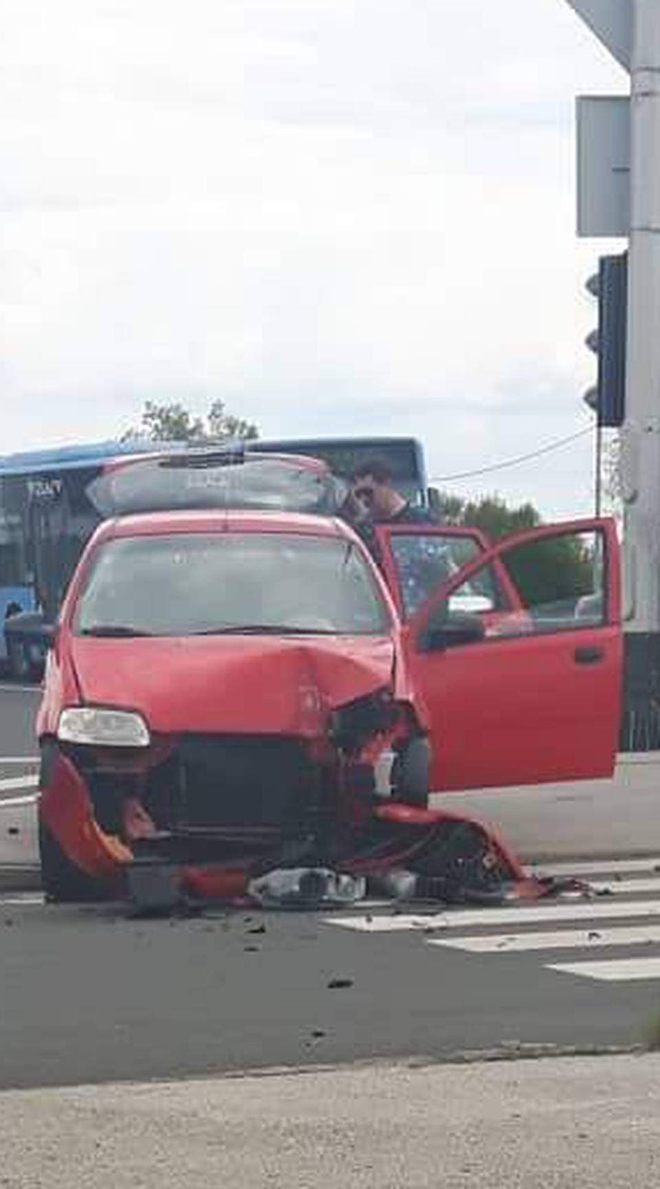 Autom se zabio ravno u stup: Još ne znaju ima li ozlijeđenih