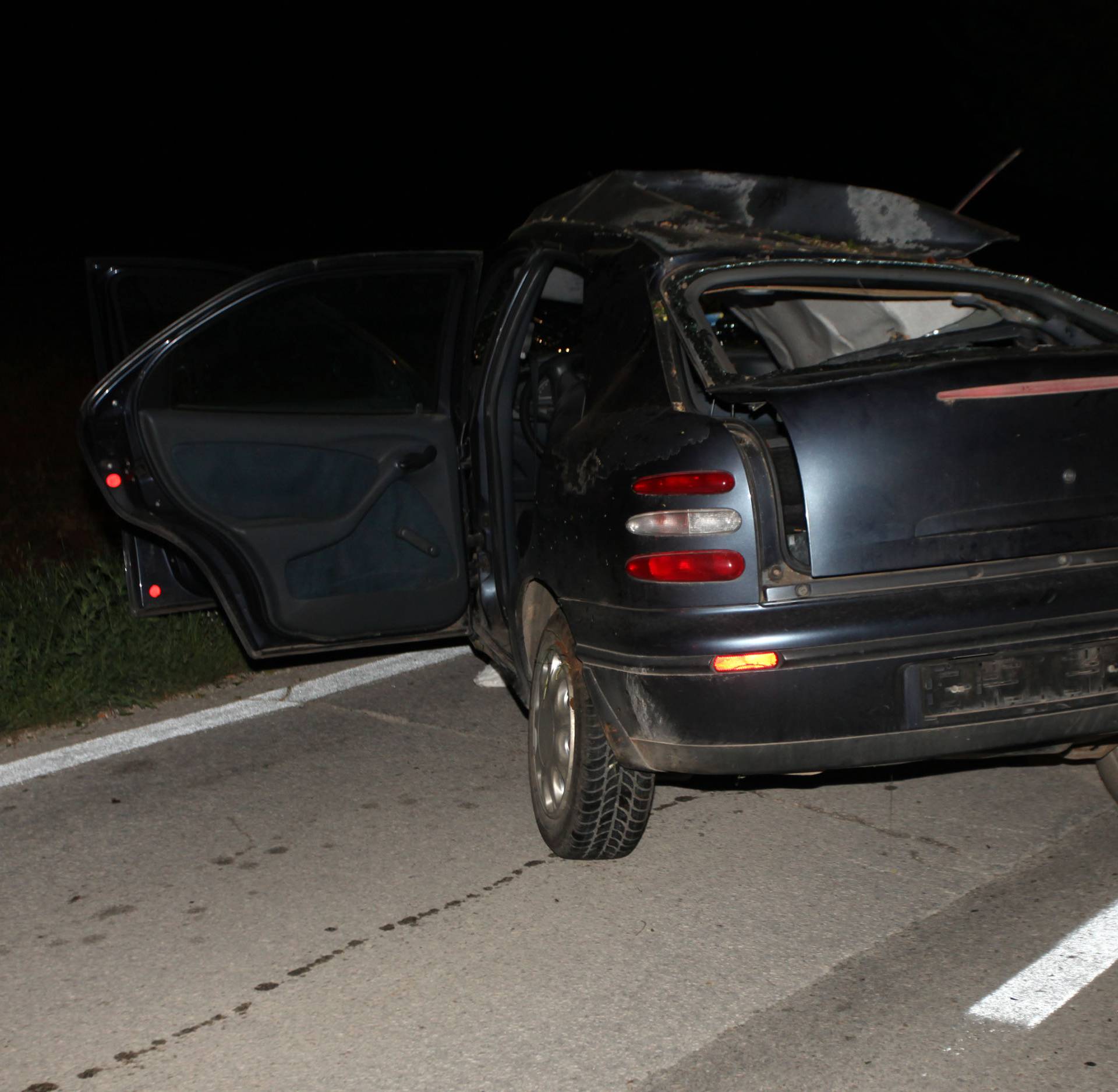 Poginuo vozač: Sletio s ceste i svom se silinom zabio u drvo