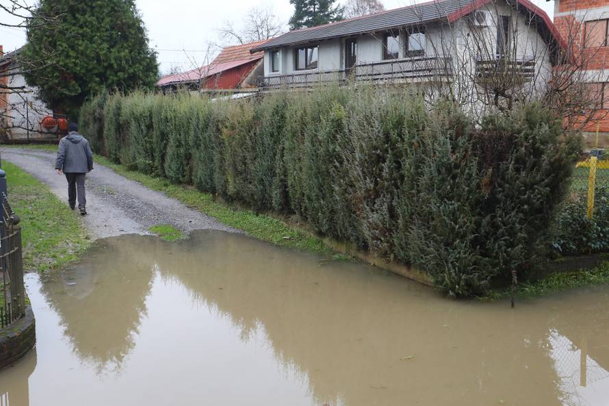 Poplavljeno je karlovačko naselje Brodarci, box barijere nisu izdržale