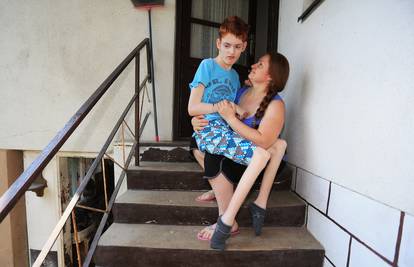 Majka hrabrost: Bolesnog sina svakodnevno nosi uz 22 stube