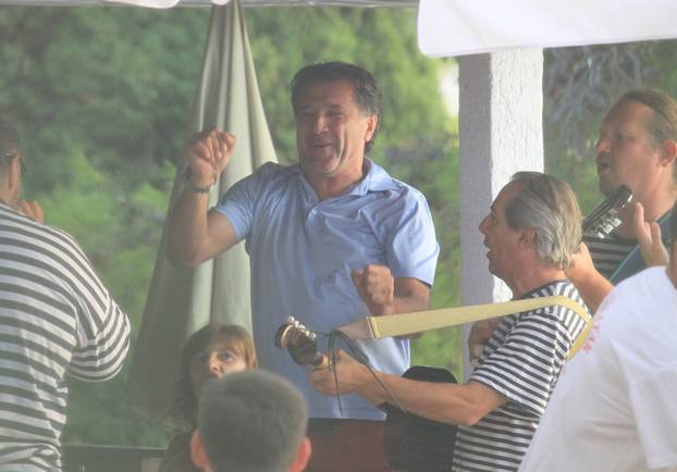 ARHIVA - 2010. Hvar: Nakon Dinamovog poraza Zdravko Mami? iz sveg glasa pjevao dalmatinske pjesme