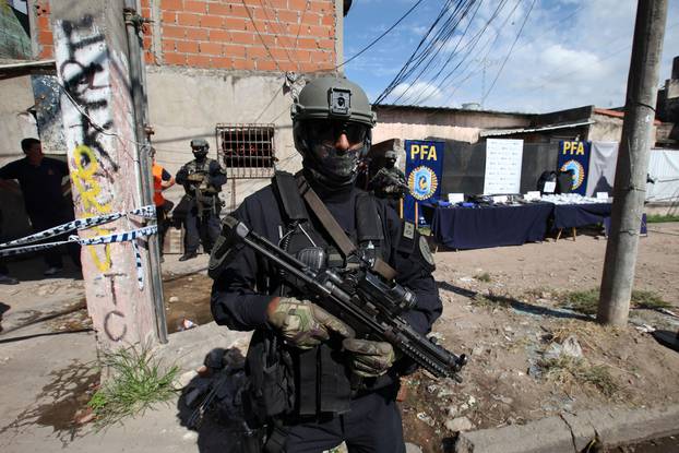 Police raid a drug bunker with cocaine.