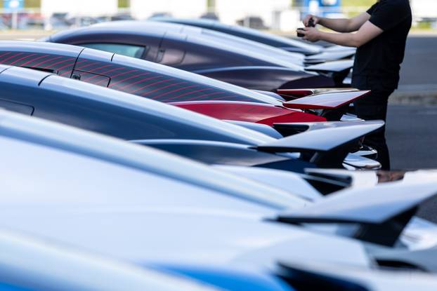 Rimac Nevere parkirane ispred Rimac kampusa u Kerestincu povodom Trilblazers Toura