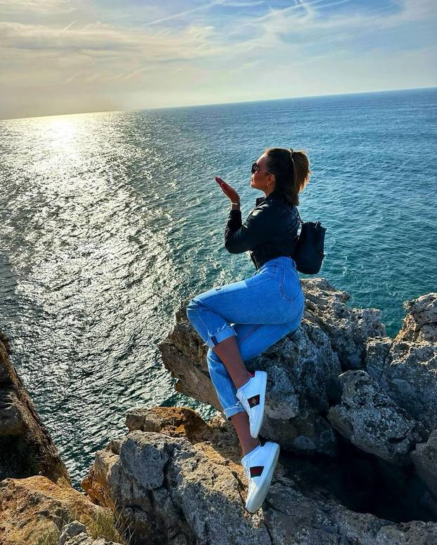 FOTO Sandra na Tahitiju otkrila tetovažu i ukrotila opasnu ražu