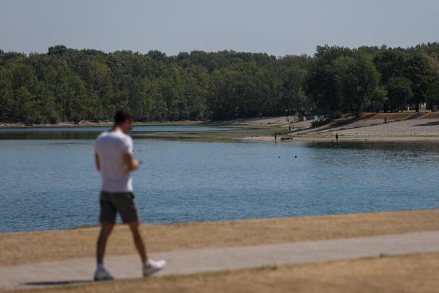 Zagreb: Jarun oborio rekorde, vodostaj pao 250 cm, voda dosegnula 31,1 °C
