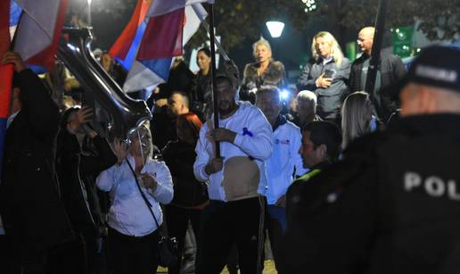 FOTO Studenti i gra&dstrok;ani pje&scaron;ice idu prema Beogradu, ovako su ih do&ccaron;ekali u Obrenovcu