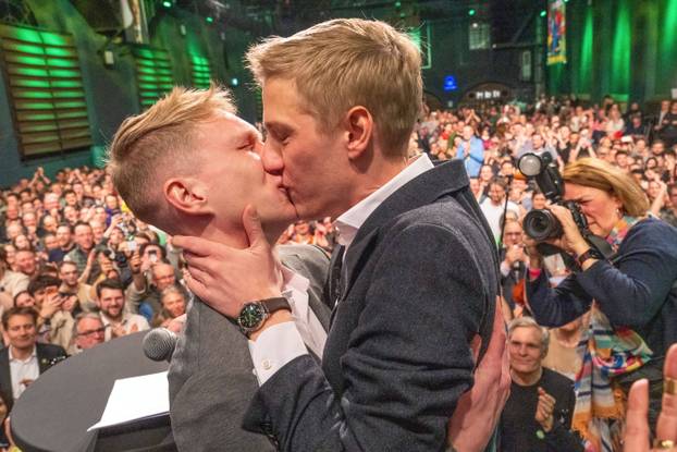 Dominik Krause, GR&Uuml;NE, neuer M&uuml;chner Oberb&uuml;rgermeister, k&uuml;sst seinenFreund Sebastian M&uuml;ller, nach seinem Wahlsieg in der OB-Stichwahl, GR&Uuml;NEN-Wahlparty, Muffathalle, abends, M&uuml;nchen, 22. M&auml;rz 2026