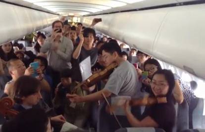 Orkestar iznenadio putnike: Zasvirali im u zrakoplovu