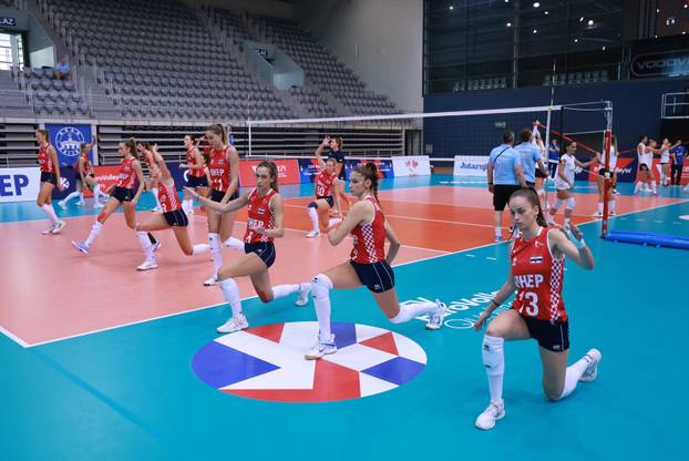Zagrijavanje odbojkašica uoči početka susreta Hrvatske i Kosova u kvalifikacijama za odlazak na Europsko prvenstvo