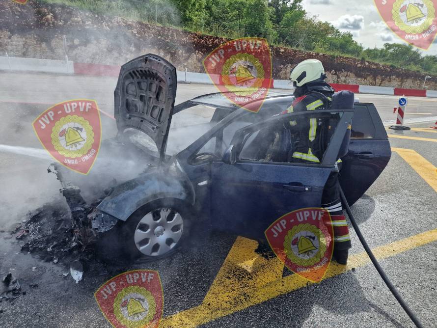 FOTO Brzom reakcijom izbjegli katastrofu: Zapalio se auto u kojem je bila slovenska obitelj