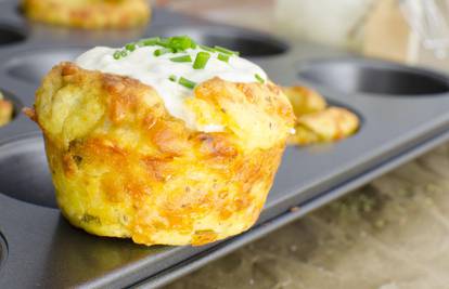 Napravite fine muffine od pire krumpira, jaja i dvije vrste sira