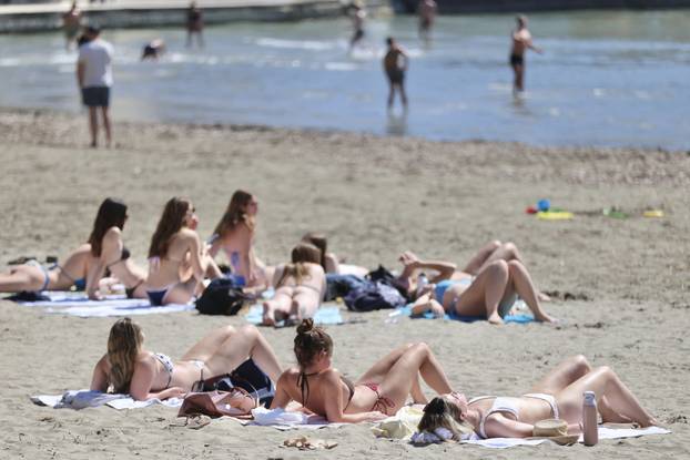 Split: Sunčanje na Bačvicama