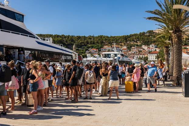 Gužva u gradu Hvaru na ukrcaj i iskrcaj sa katamarana