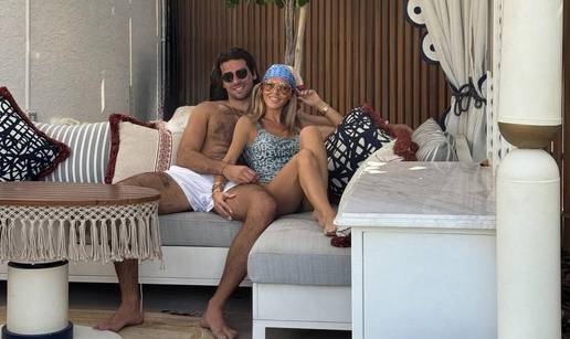 Za njih nema hladnoće i magle! Šime i Maja u badićima pozirali kraj bazena, 'padali' i zagrljaji