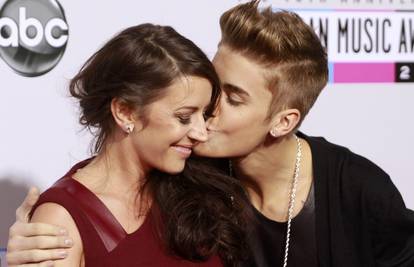 Bieber je trijumfirao na dodjeli AMA nagrada i slavio s majkom