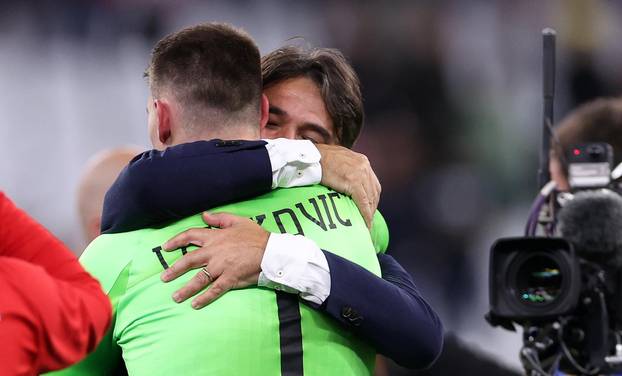 KATAR 2022 - Zlatko Dalić naklonio se navijačima i grlio igrače 