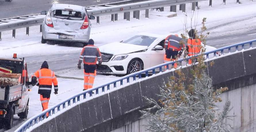 Klis: Zbog snijega na cesti došlo je i do prometne nezgode