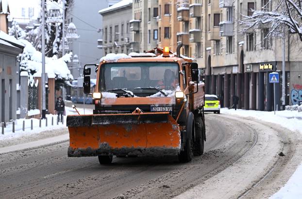 Zagreb: Snijeg zabijelio grad