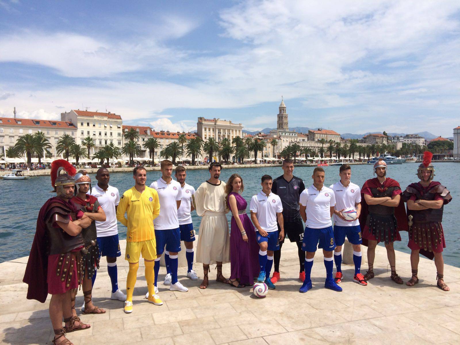 Dioklecijan i igrači Hajduka predstavili novi dres 'bijelih'
