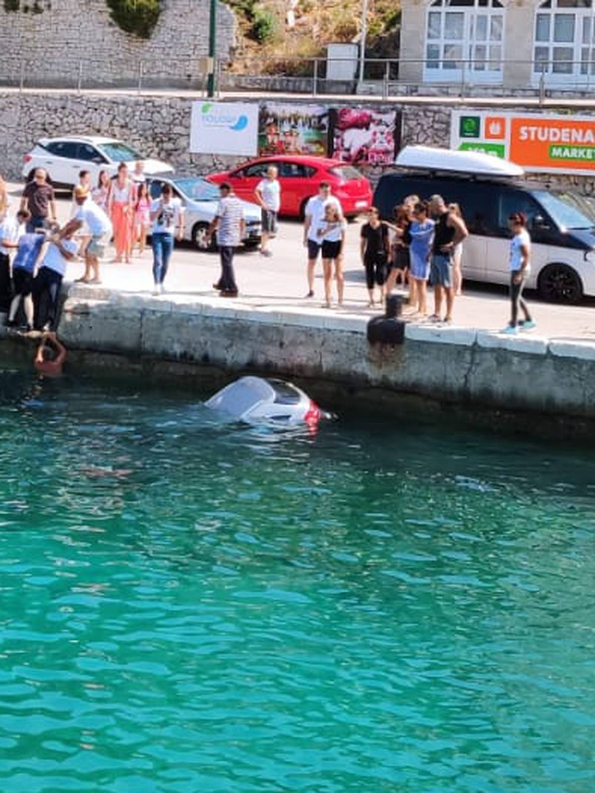 Drama kod Makarske: Skakali u more da izvuku vozača auta...