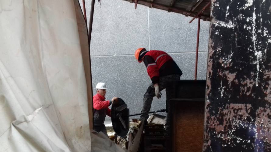 Doveli i zaštitare: Grad srušio binu na terasi kultne 'Jabuke'