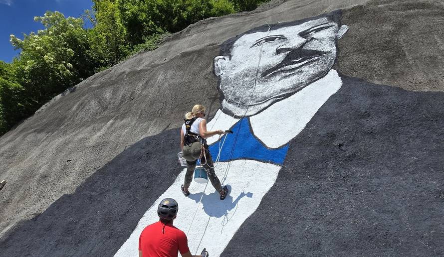 Umjetnica na golemoj stijeni u Zagorju naslikala hrvatske velikane, pomogli joj HGSS-ovci
