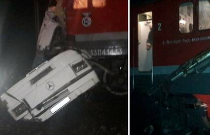 Vlak naletio na bus: Najmanje 19 mrtvih, među njima i dijete