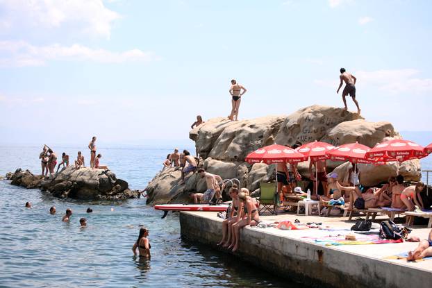 Split: Turisti preplavili plaÅ¾u BaÄvice traÅ¾eÄi osvjeÅ¾enje