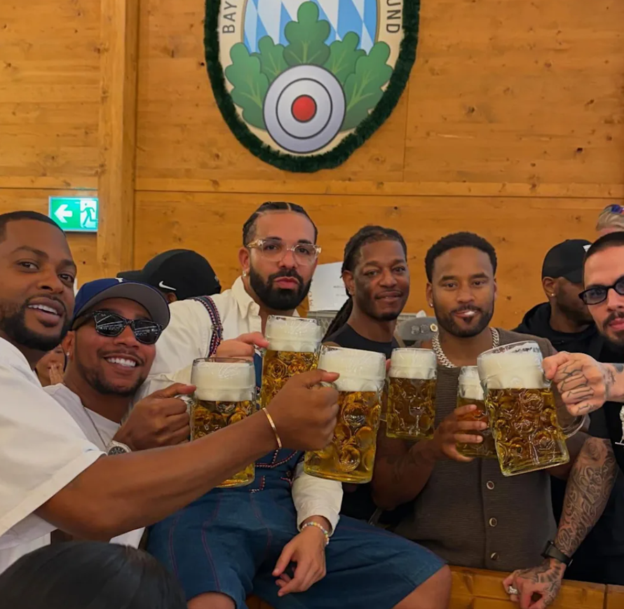 FOTO Reper Drake u Chanelovim hlačama posjetio Oktoberfest