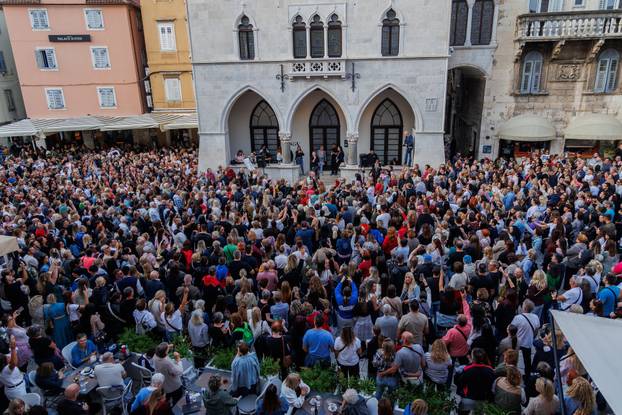 Split: Građani se okupili u spomen na Halida Bešlića na gradskoj Pjaci