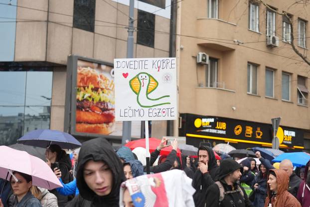 Beograd: Ljudi dolaze preko Slavije prema Skupštini Srbije gdje će se održati veliki studentski prosvjed "15 za 15"