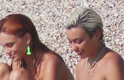 Zvijezde hit serije 'Elite' kupale se gole na plaži, nisu im smetali ni blicevi upornih paparazza