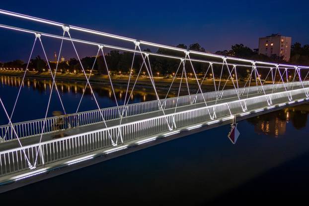 Pogled iz zraka na Osječki most koji svijetli novom dekorativnom rasvjetom 