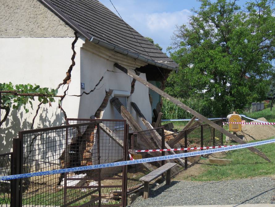 Na radnika u Adžamovcima srušila se kuća: Izvukli ga vatrogasci, lakše je ozlijeđen