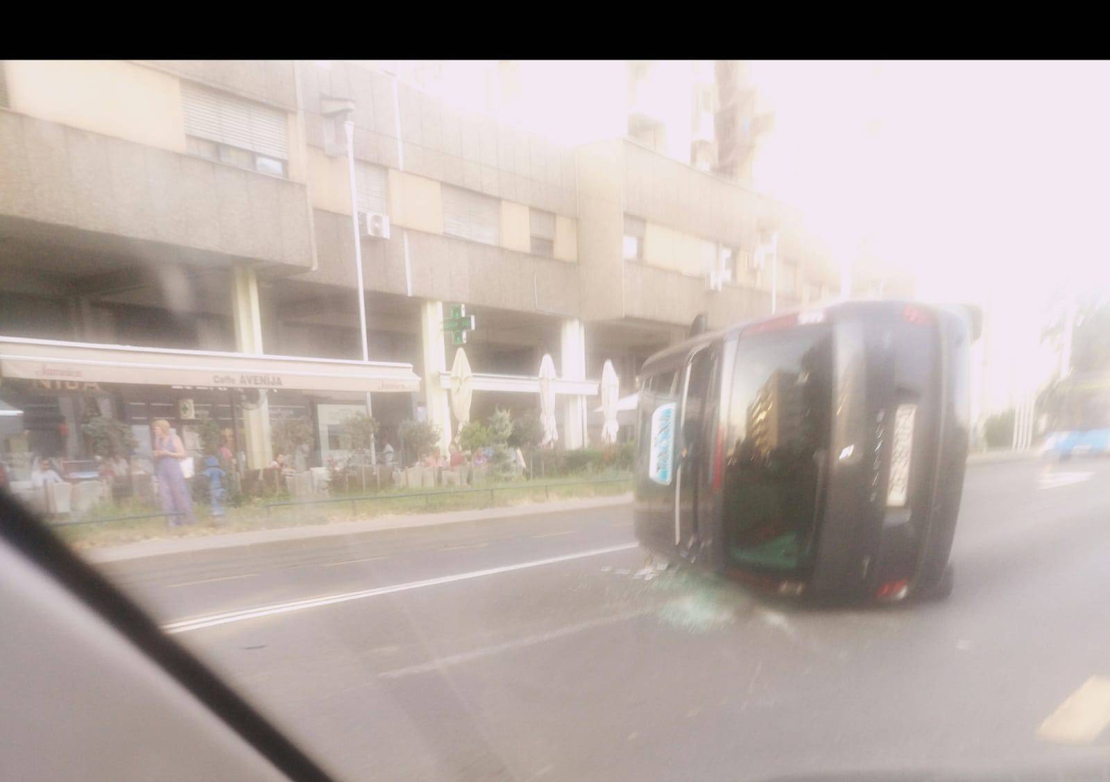 Sudarila se dva automobila u Zagrebu, taksi završio na boku
