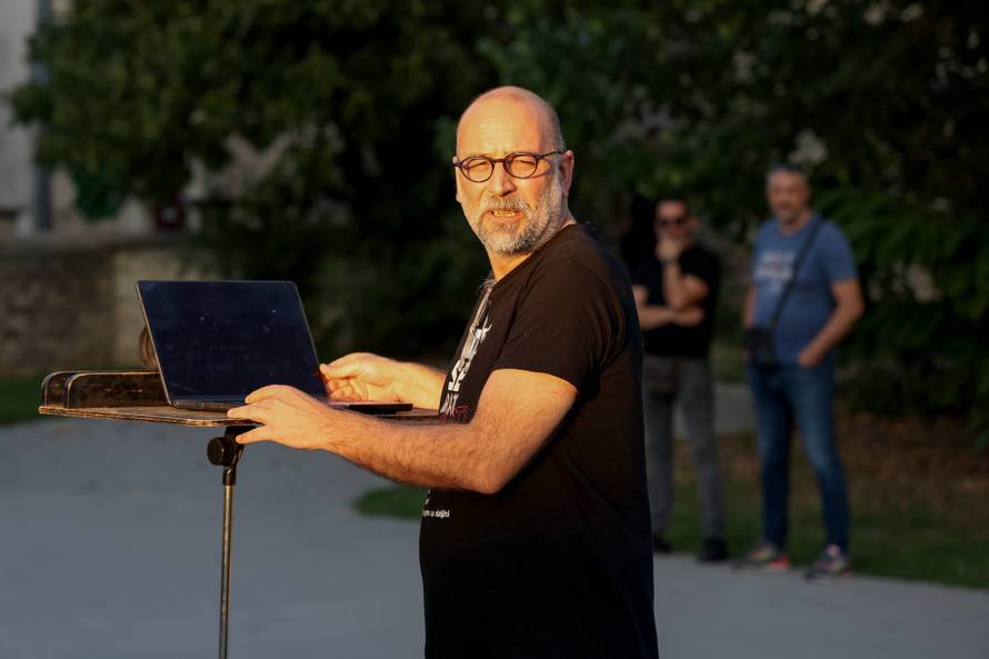 Benkovac: Organizatori benkovačkog festivala "Nosi se" koji je odgođen nakon prosvjeda branitelja održali mirni prosvjed