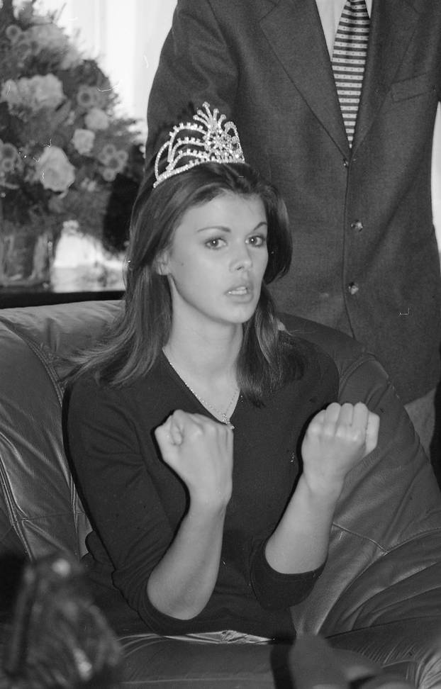 Zagreb: Povratak Anice Kovač s izbora za Miss svijeta gdje je okrunjena prvom pratiljom, 20.11.1995.