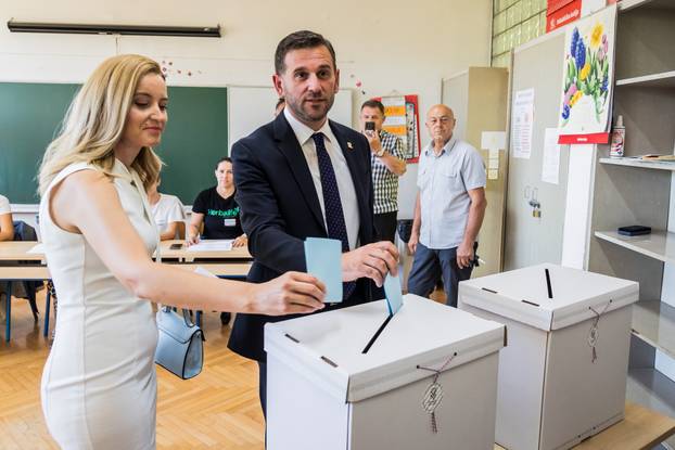 Split: HDZ-ov kandidat za gradonačelnika Tomislav Šuta glasovao u drugom krugu lokalnih izbora